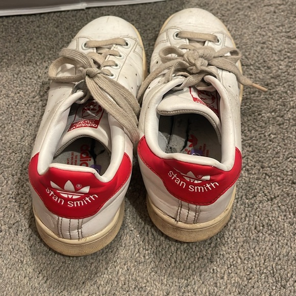 White Adidas Stan Smith with red back - Picture 3 of 4